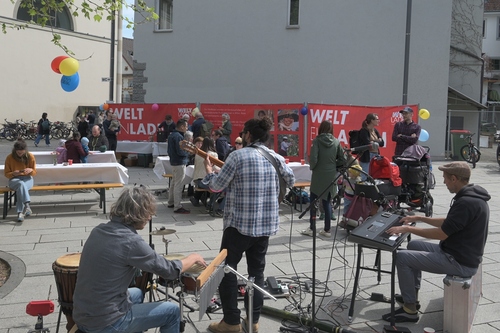 Weltladentag 2024 - Fairness entlang der gesamten Lieferkette - Musik aus aller Welt spielen "Musica de la Luz" - Park Pfarre St. Martin, Dornbirn - 4. Mai 2024© Hannes Mäser / Weltladen Dornbirn